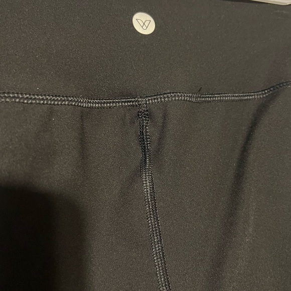 LIVI By Lane Bryant~Yoga/Activewear Black Capri Leggings~front Cutouts~Sz 18/20 - Picture 4 of 6